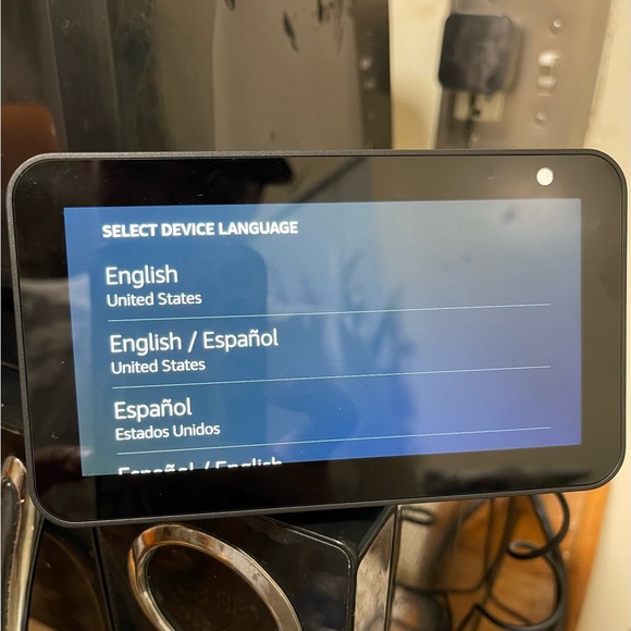 Echo show 5 w/ Amazon smart plug - Picture 5 of 11